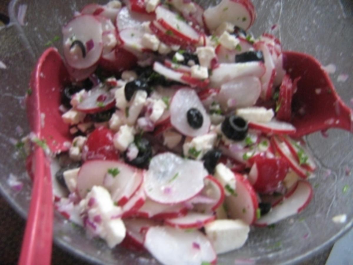 Radieschensalat mit Feta und schwarzen Oliven - Rezept