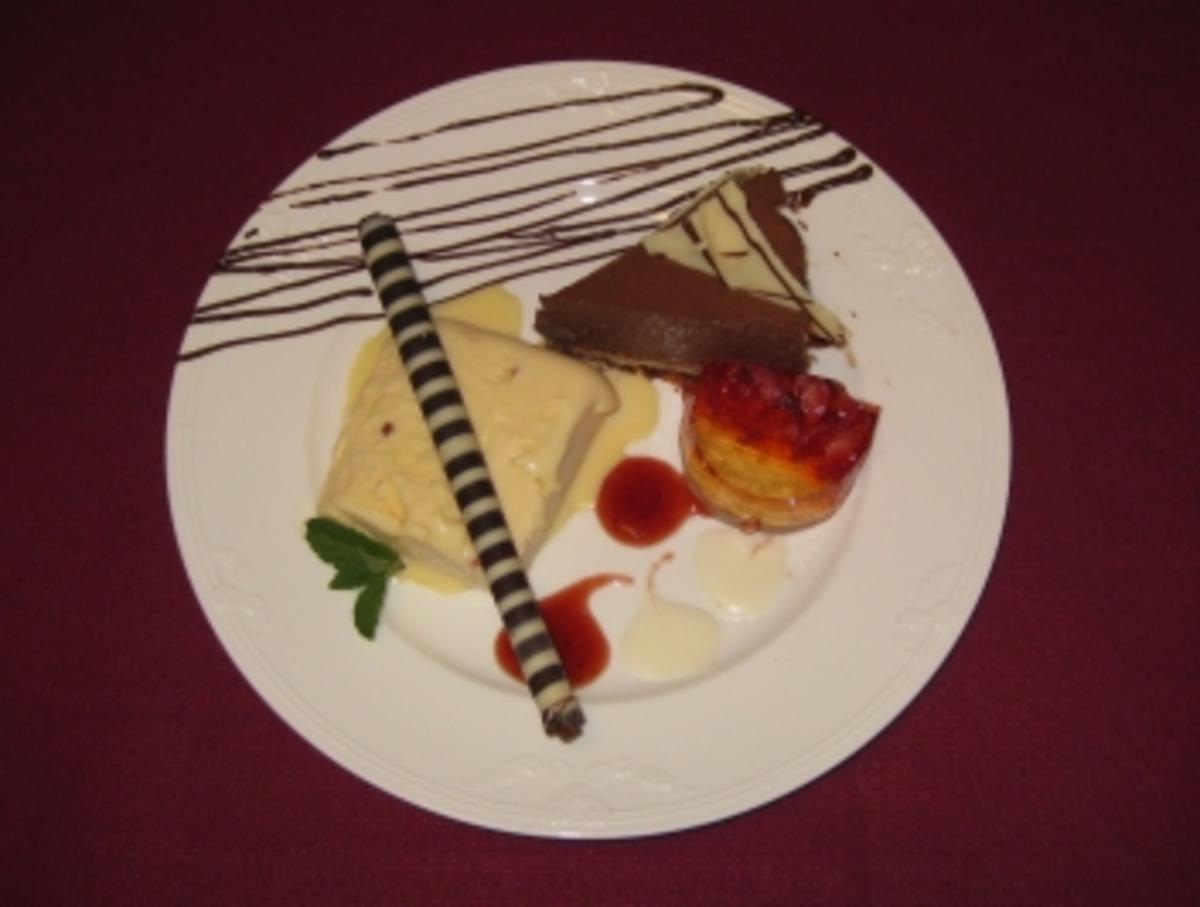 Weißes Schokoladeneis mit rosa Pfeffer, Marquise au Chocolat und Erdbeerterrine - Rezept