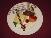 Weißes Schokoladeneis mit rosa Pfeffer, Marquise au Chocolat und Erdbeerterrine - Rezept