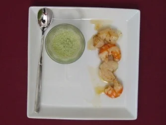 Rezept: Kaltes Koriander-Gurken-Süppchen mit Garnelen und Jakobsmuscheln Kaltes Koriander-Gurken-Süppchen mit Garnelen und Jakobsmuscheln - Rezept