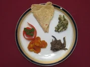 Scampi in pikanter Tomatensoße mit Farata und Gemüse - Rougaille Camaron - Rezept