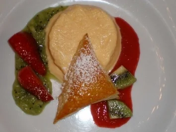 Ingwercreme mit Früchten und Blätterteigecken - Rezept