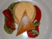 Ingwercreme mit Früchten und Blätterteigecken - Rezept