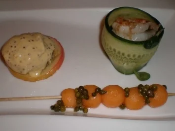 Blutwurst auf Apfel mit Garnele auf rotem Feldsalat dazu Wasabi-Senfeis - Rezept