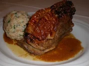 Fränkisches Schäufele mit Brezen-Knödel in Dunkelbiersoße - Rezept