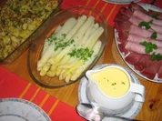 Spargel  mit Schinken, Kratzede und Sauce Hollandaise - Rezept