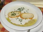 Hopfenspargelsuppe mit Kopfsalat - Rezept