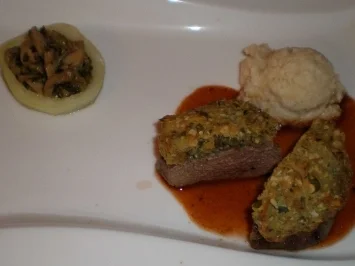 Rehfilet mit Kürbiskernkruste an Pilzragout und Selleriepüree - Rezept