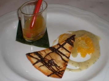 Orangen-Limettensalat mit Schokoladenchips auf weißer Schokoladensoße - Rezept