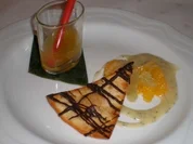 Orangen-Limettensalat mit Schokoladenchips auf weißer Schokoladensoße - Rezept