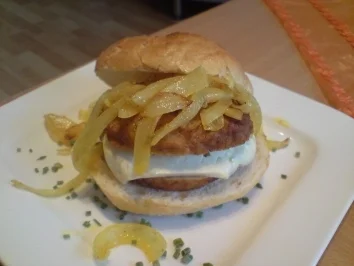 Rezept: Bratklößchen mit Schafskäse im Brötchen Bratklößchen mit Schafskäse im Brötchen - Rezept