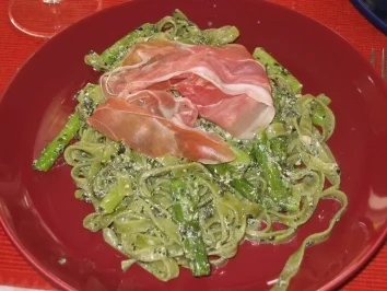 Grüne Spargelnudeln mit Parmaschinken und Pesto - Rezept