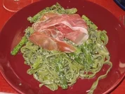 Rezept: Grรผne Spargelnudeln mit Parmaschinken und Pesto Grรผne Spargelnudeln mit Parmaschinken und Pesto - Rezept