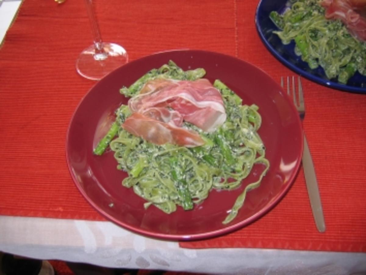 Grüne Spargelnudeln mit Parmaschinken und Pesto - Rezept - Bild Nr. 2