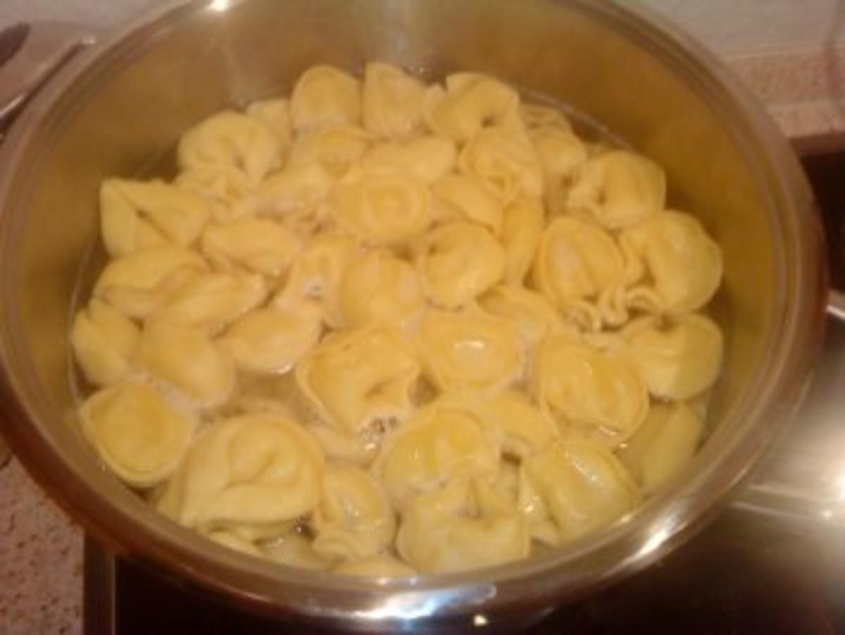 Tortellini - Tomaten - Salat mit Frühlingszwiebeln - Rezept - Bild Nr. 2