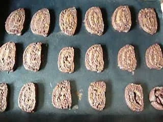 Rezept: Gebäck: Schokoladenschnecken mit Haselnüssen Bild Nr. 10 Gebäck: Schokoladenschnecken mit Haselnüssen - Rezept - Bild Nr. 10