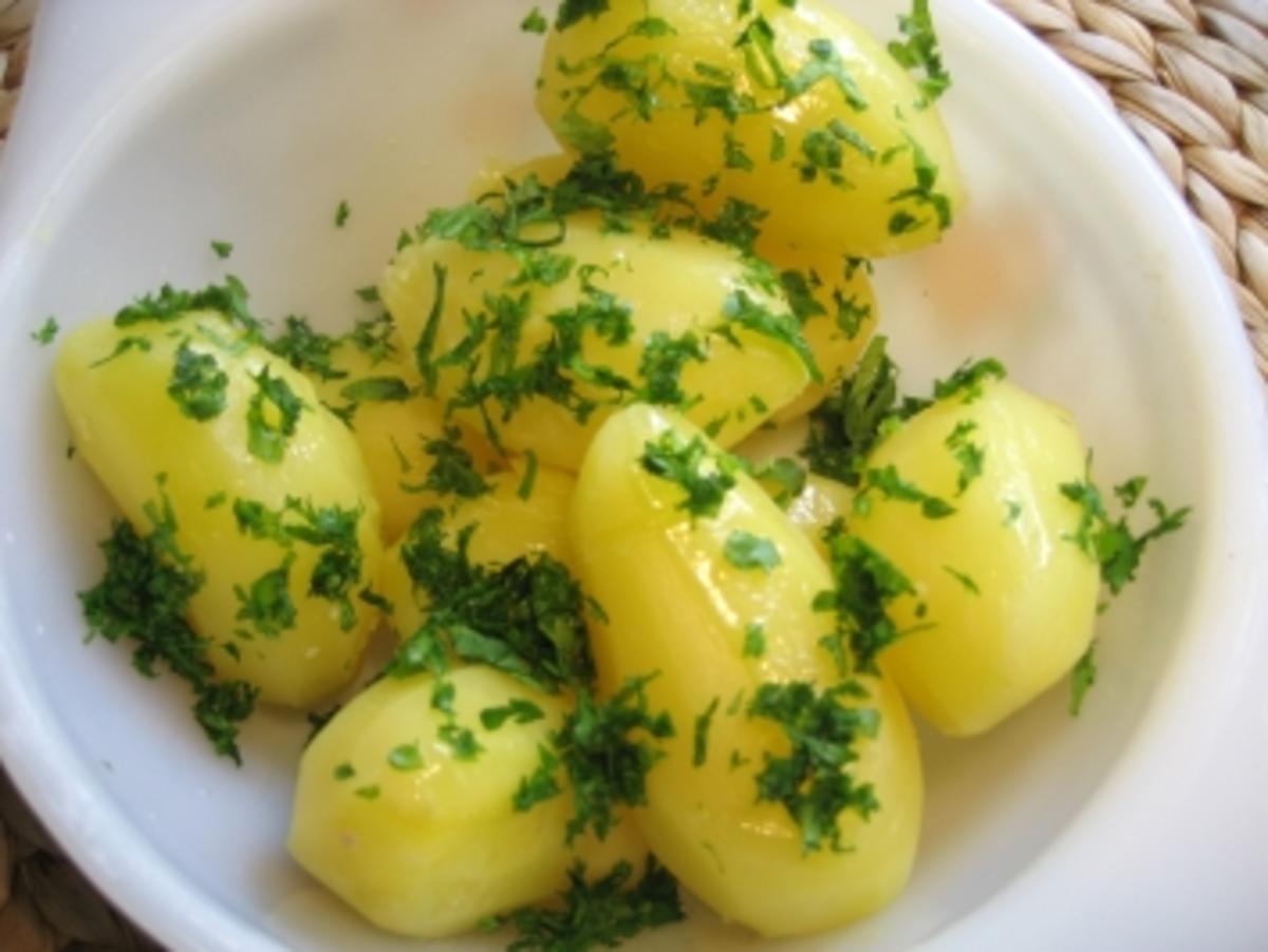 Petersilienkartoffeln mit Kartoffeln und Salz - Rezept mit Bild ...