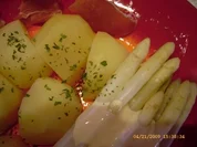 Spargel an Salzkartöffelchen und Serrano mit Sauce Hollandaise - Rezept