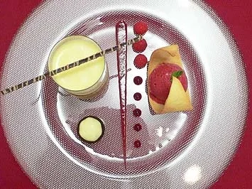 Geeiste Champagnermousse an Cassiseis - Rezept