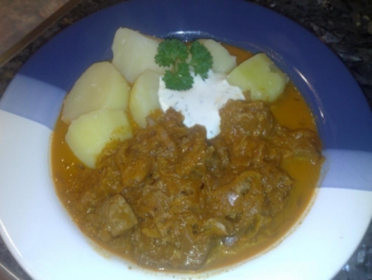 Bilder für Szegediner Gulasch mit Kräutercreme - Rezept