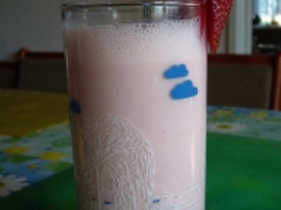 Getränk: Erdbeer-Banane-Buttermilch-Joghurt-Shake - Rezept - kochbar.de