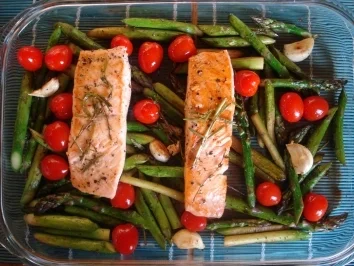 Lachs mit grünem Spargel und Kirschtomaten - Rezept
