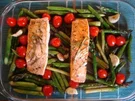 Lachs mit grünem Spargel und Kirschtomaten - Rezept