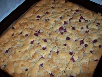 Kirschkuchen mit Makronenflecken - Rezept