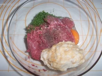 Schafskäsefrikadellen mit Rahmbohnen - Rezept - Bild Nr. 3