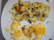 Rezept: Kikis Bratkartoffeln mit Salametti und Spiegelei Kikis Bratkartoffeln mit Salametti und Spiegelei - Rezept