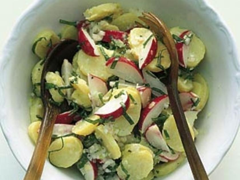 Kartoffelsalat an Bärlauch-Vinaigrette - Rezept - kochbar.de