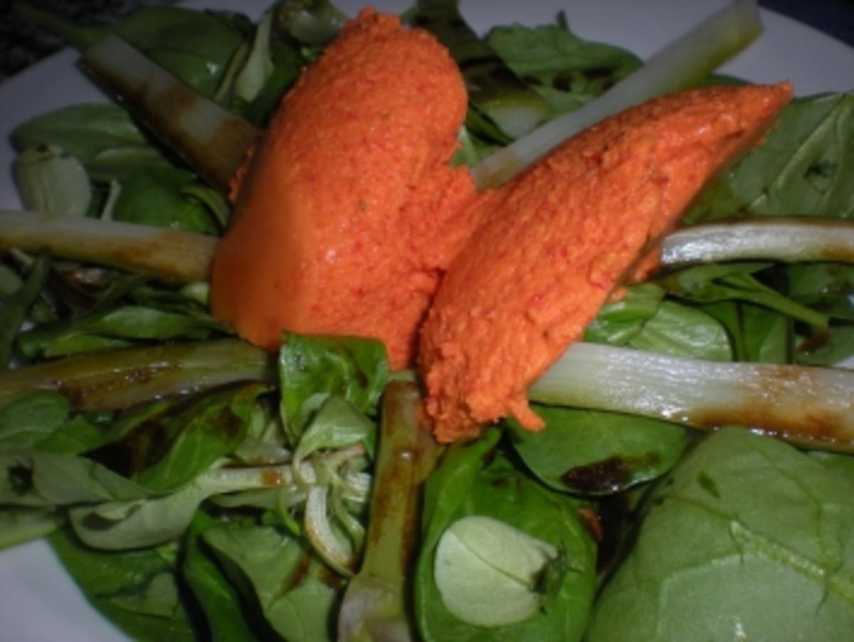 Paprika-Tomaten-Mousse auf Salat aus grünem Spargel und mehr - Rezept