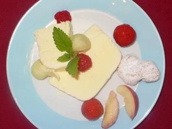 Ricottaeis mit Maraschino und frischen Früchten - Rezept