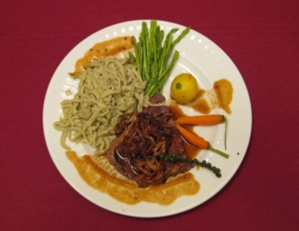 Schwäbischer Zwiebelrostbraten mit Gemüse und Kräuterspätzle Rezept