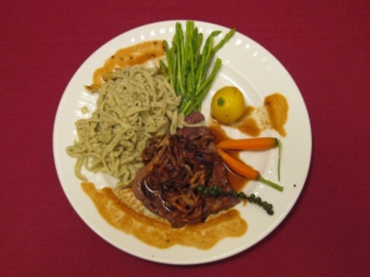 Schwäbischer Zwiebelrostbraten mit Gemüse und Kräuterspätzle - Rezept ...