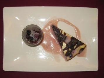 Rezept: Blaubeer-Käsekuchen-Brownie mit Zabaione und beschwipsten Beeren Blaubeer-Käsekuchen-Brownie mit Zabaione und beschwipsten Beeren - Rezept