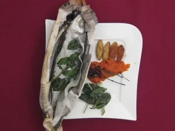Wolfsbarsch in Zeitung gegart mit Röstkartoffeln, Pimientos de Padron und Tomatenconfit - Rezept