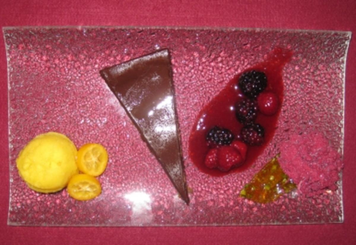 Schokoladenkuchen mit Orangen-Lavendel-Sorbet und Waldbeerencoulis - Rezept