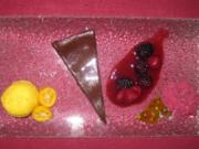 Schokoladenkuchen mit Orangen-Lavendel-Sorbet und Waldbeerencoulis - Rezept