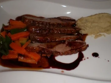Entenbrust auf Maronenkartoffelpüree und Rotweinreduktion - Rezept