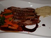 Entenbrust auf Maronenkartoffelpüree und Rotweinreduktion - Rezept
