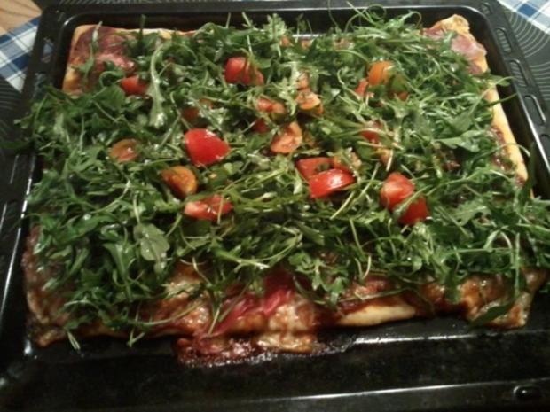 Pizza mit Rucola, Parmesan und Parmaschinken - Rezept - kochbar.de