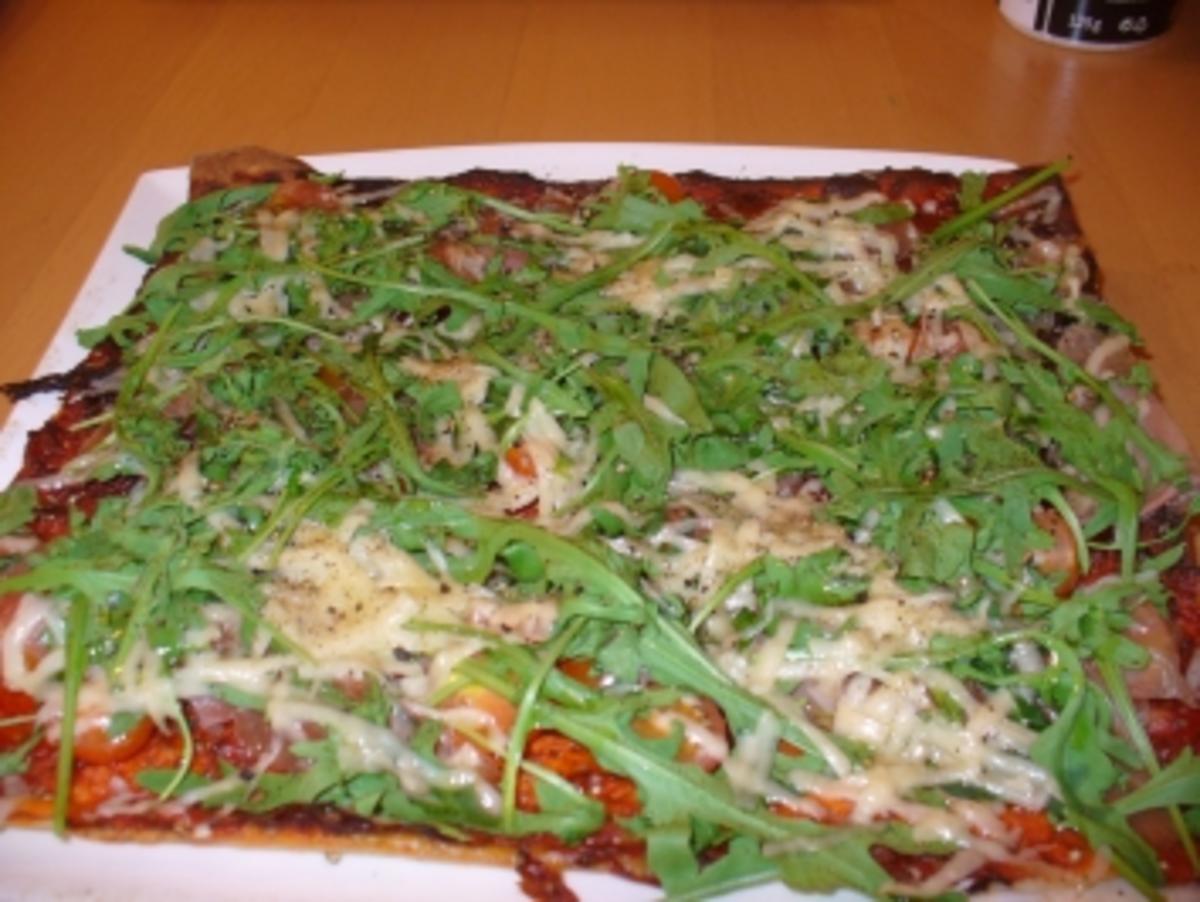 Pizza mit Rucola, Parmesan und Parmaschinken - Rezept - Bild Nr. 3