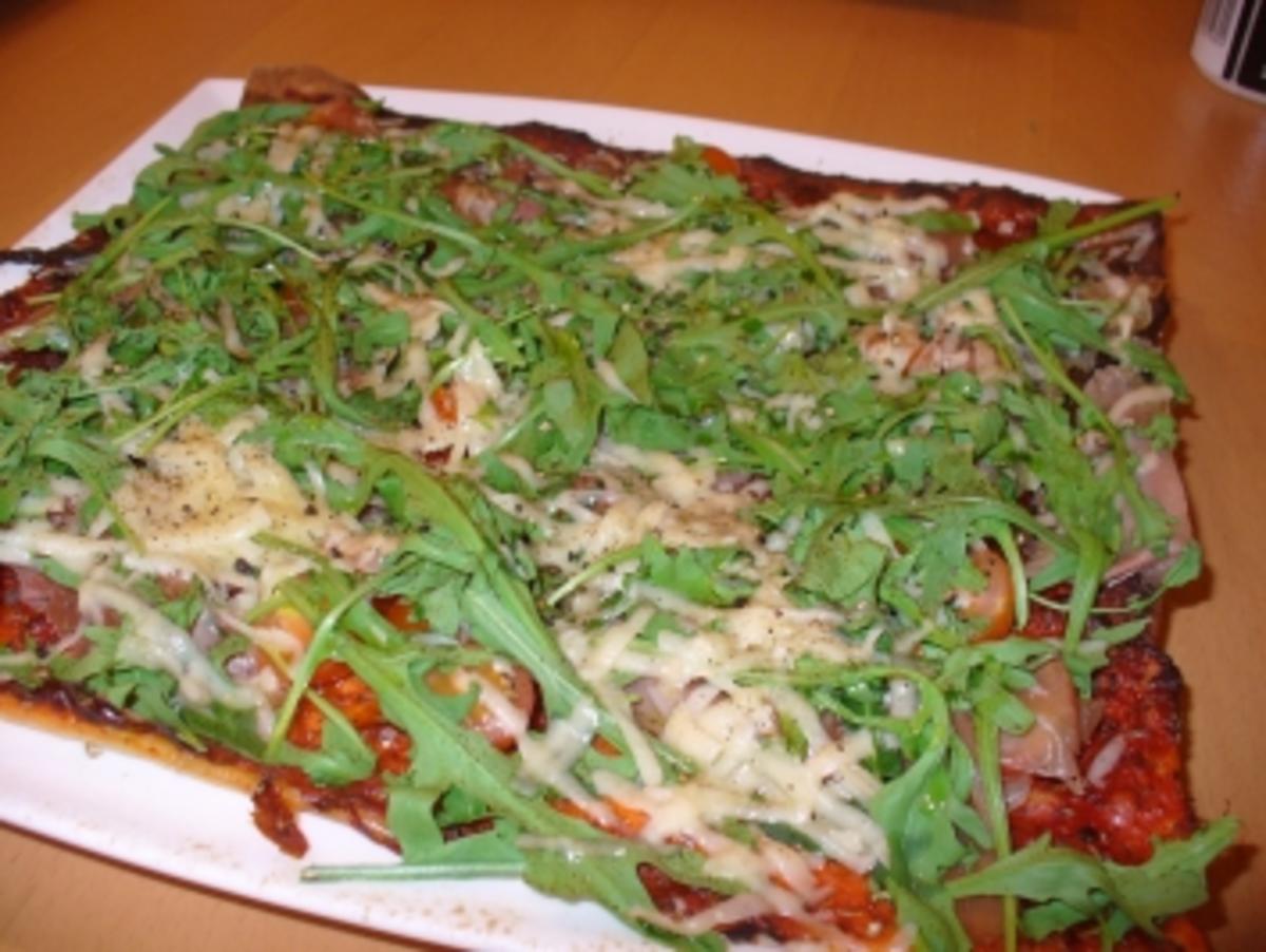 Pizza mit Rucola, Parmesan und Parmaschinken - Rezept