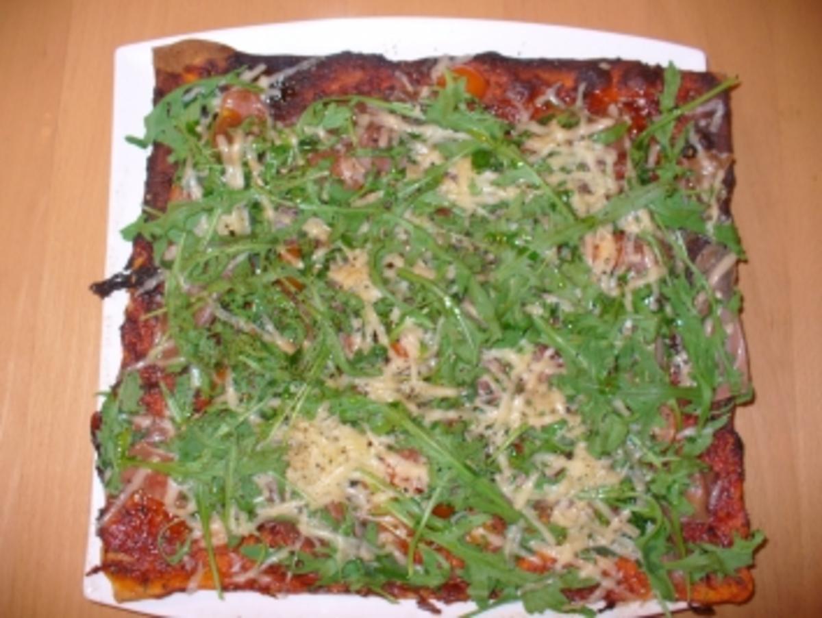Pizza mit Rucola, Parmesan und Parmaschinken - Rezept - Bild Nr. 4