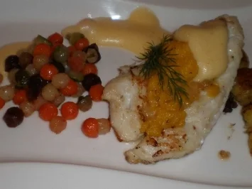 Zanderröllchen mit Melone auf Anisschaum an Perlgemüse und Nusskartoffeln - Rezept