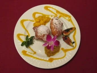 Nonnenfürzle mit glasierten Feigen, Rhabarberkompott und Mango-Ragout - Rezept