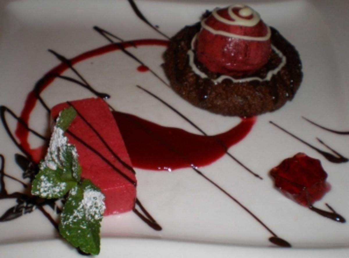 Beereneis im Lebkuchenring an Himbeerterrine und Himbeerschnäpschen - Rezept