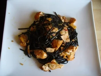 Frische schwarze Tagliatelle mit Chili und Lachs - Rezept - Bild Nr. 2