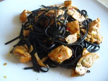 Frische schwarze Tagliatelle mit Chili und Lachs - Rezept